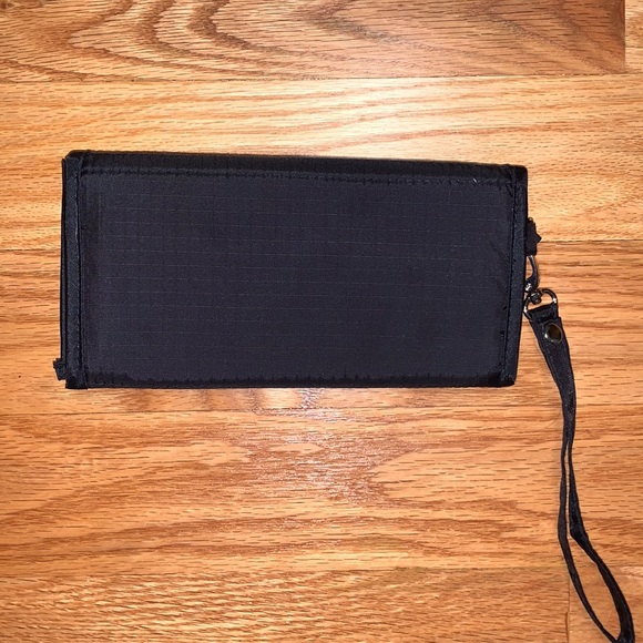 NWOT Clever Container Wristlet - Picture 2 of 11